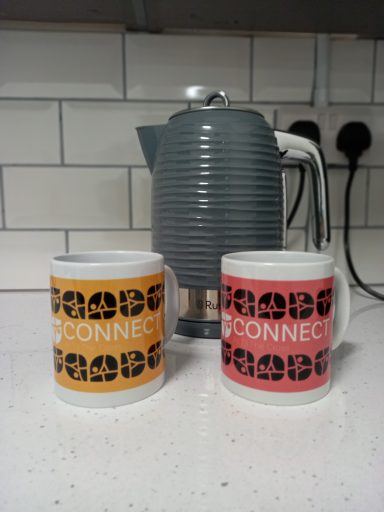 Kettle with Connect Neston mugs